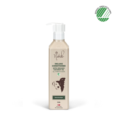 250 ml Nathalie Deluxe Conditioner i en beige plastflaske med doseringspumpe