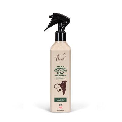 250 ml. Nathalie Tack & Equipment keep clear spray i en beige plastflaske med sprayhoved