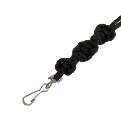 Sort fløjtesnor i behageligt blødt materiale. Snoren er twistet i den ene ende og har en klips til fløjten.